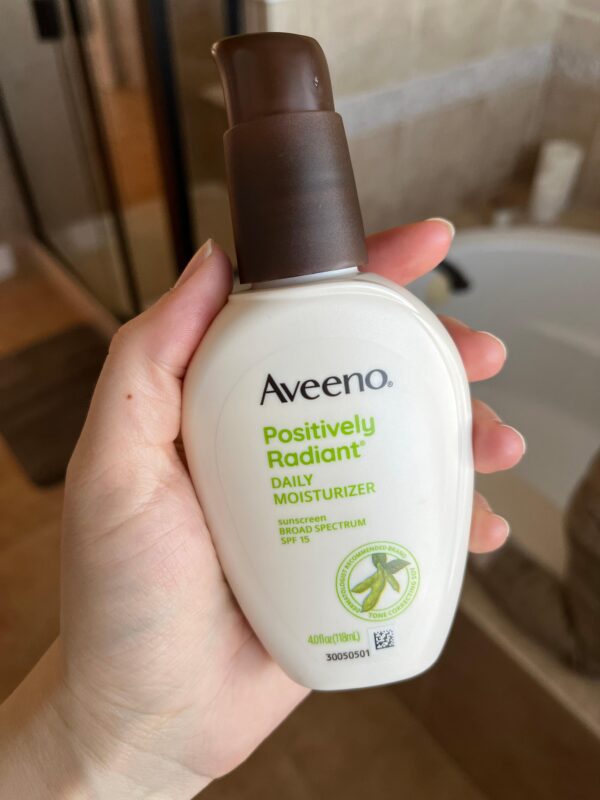 Aveeno Positively Radiant Daily Facial Moisturizer with Broad Spectrum SPF 15 - Image 5